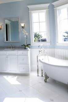 Blau gestrichene Wände im Badezimmer