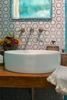 Türkisbemalte Wände im Badezimmer