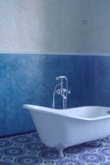 Blau-weiße, strukturierte Badezimmerwände