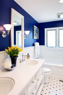 Blau gestrichene Wände in einem neoklassizistischen Badezimmer