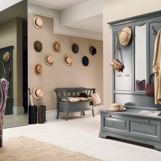 Дървена пейка в коридора