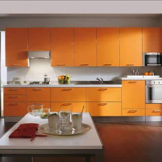 Оранжев комплект в кухнята