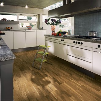 Тъмнокафяв ламинат в кухнята