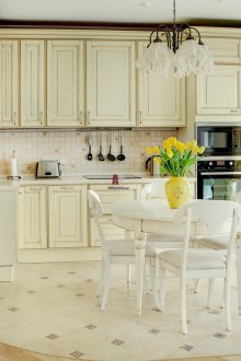 Комбиниран под в класическа кухня