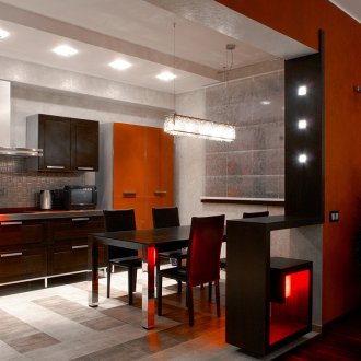 Плочки с различни цветове в кухнята