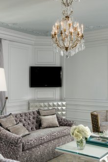 Стилна всекидневна с два прозореца на различни стени