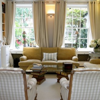 Дневна с камина с два прозореца