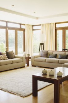 Възможността за подреждане на мебели в хол с два прозореца