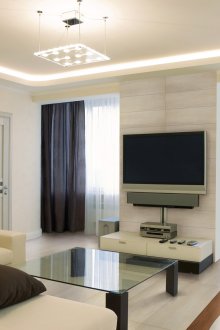 Кафяво-бяла всекидневна с два прозореца