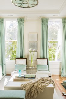 Светлозелени завеси в хола с два прозореца