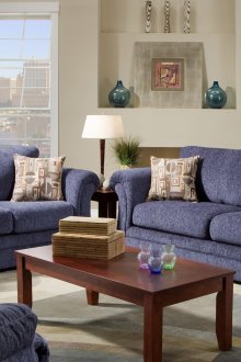 Дневна с два прозореца без завеси