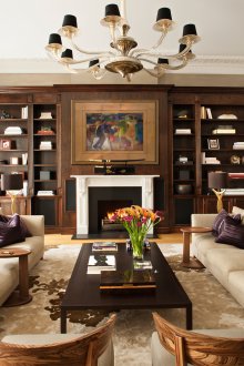 Дневна с два прозореца и кафяви завеси с модел