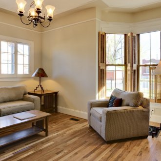 Полилей и настолни лампи в хол с два прозореца