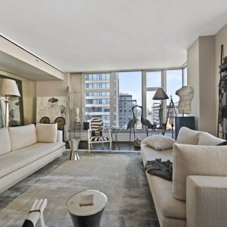 Дневна с два прозореца с много декор