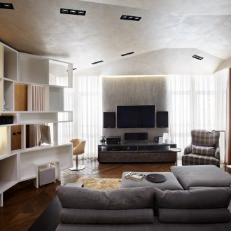 Прожектори в хол с два прозореца