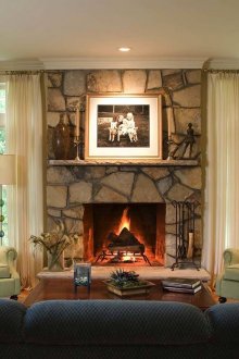 Камина между два прозореца в хола