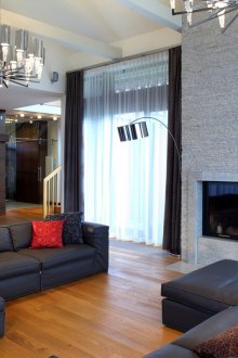 Голям хол с камина с два прозореца на едната стена