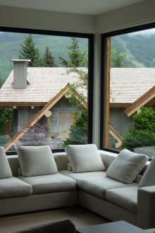 Дневна с две големи прозорци