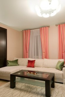 Голям полилей в хола с два прозореца