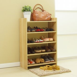 Отворена бежова стойка за обувки в коридора