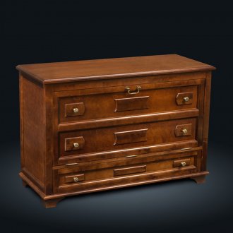 Кафява дървена стойка за обувки в коридора