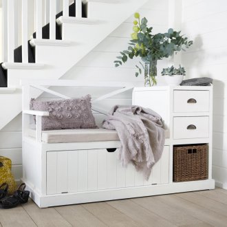 Бяла дървена стойка за обувки в коридора