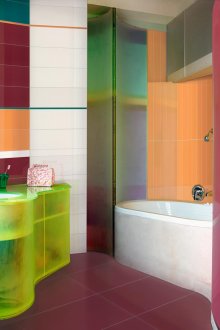 Interior bilik mandi berwarna-warni