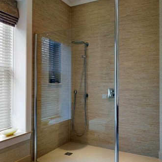 Бездушен душ със стъклена преграда в банята