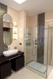 Бездушен душ със стъклени прегради в банята