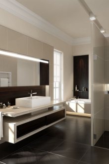 Душ без душ в черна и бежова вана