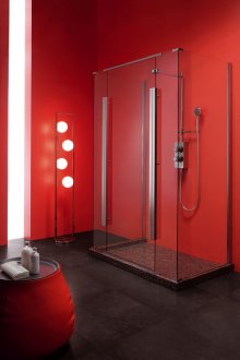 Душ без душ в червена и черна вана