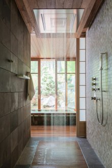 Просторен душ без поднос за душ