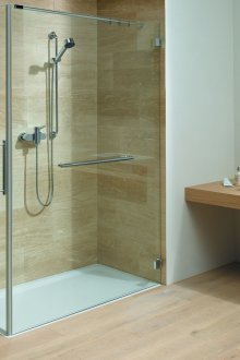 Душ без табла в бяла и бежова вана