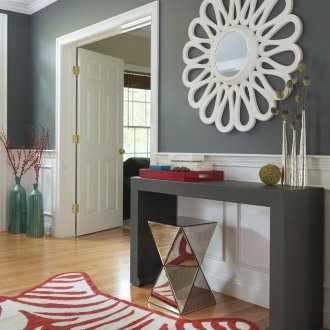 Сива маса в коридора