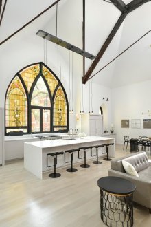 Ruang dapur besar dengan pulau