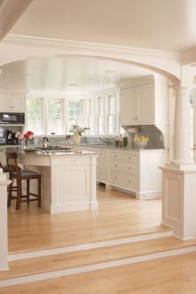 Dapur dengan pulau di podium