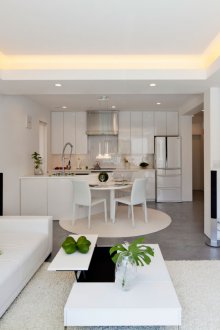 Ruang tamu dapur yang segi empat tepat yang terang