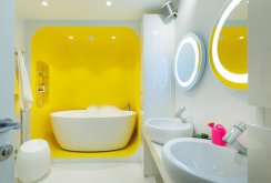 Bilik mandi hi-tech putih dan kuning