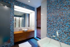 Mosaic dalam nada biru di bilik mandi