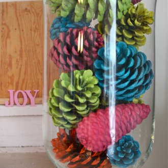 Декорация от цветни шишарки в интериора