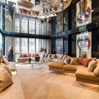 Облицован огледален таван в хола