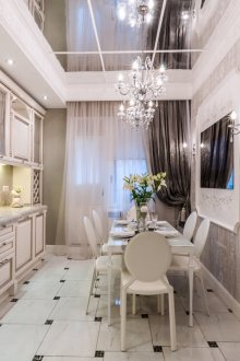 Огледален таван в светла кухня