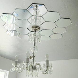 Огледални плочки на тавана в хола