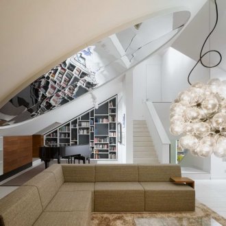 Таван с кръгло огледало в къщата