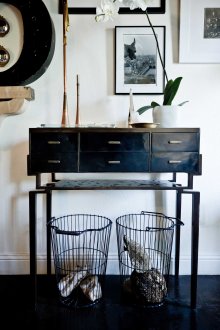 Черен бордюрен камък в коридора