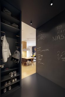 Черна тапицерия и гардероб в коридора