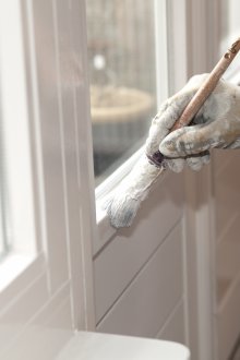 Диван на прозореца в близост до прозореца