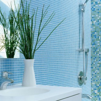 Синя и многоцветна мозайка в банята