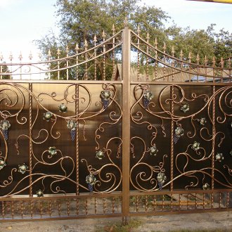Красива кована порта с поликарбонат