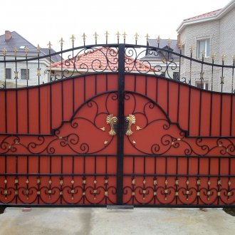 Червени и черни ковани порти